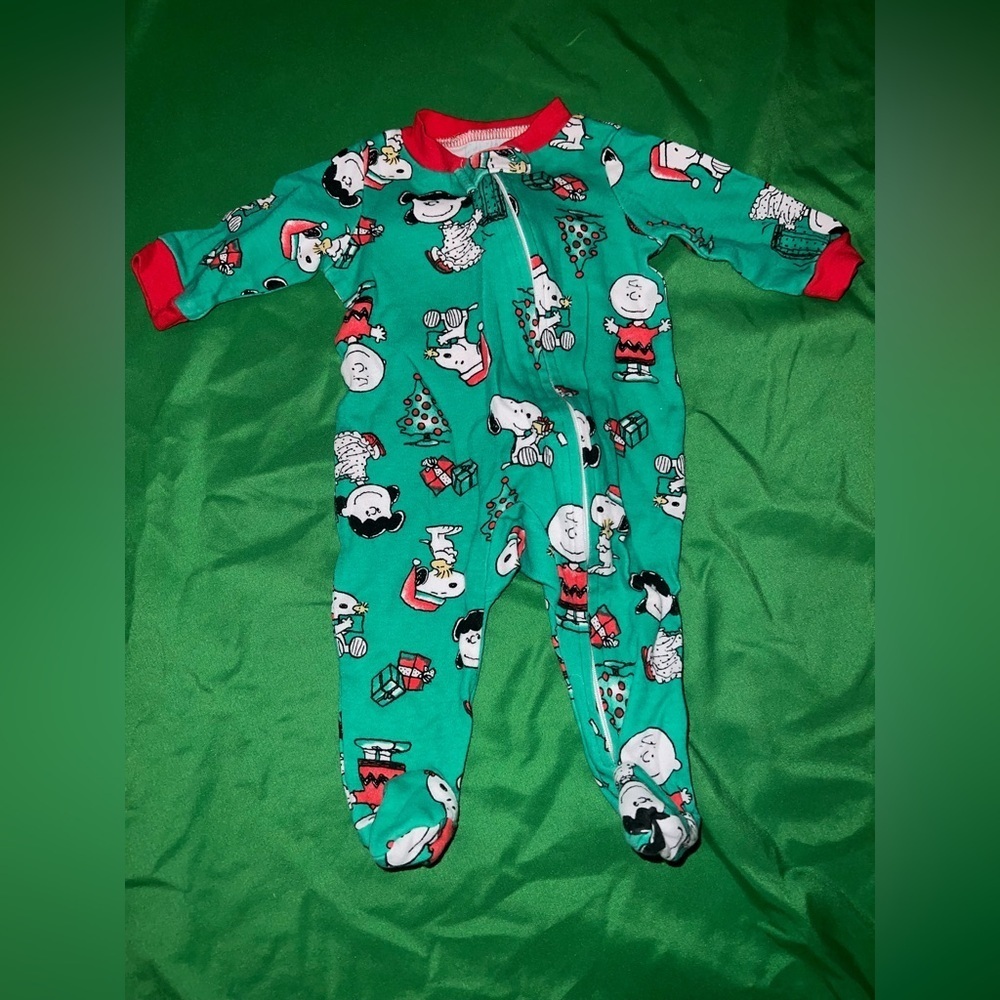 Peanuts Festive Green and Red Footie Pajamas size 0-3 Months